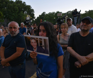 Yerevan Demonstrators Say Pashinyan Responsible for Courtroom Death of Film Producer 