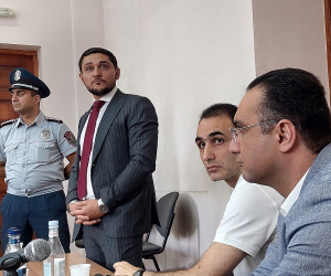 Ավետիք Չալաբյանի պաշտպանները լքել են նիստերի դահլիճը