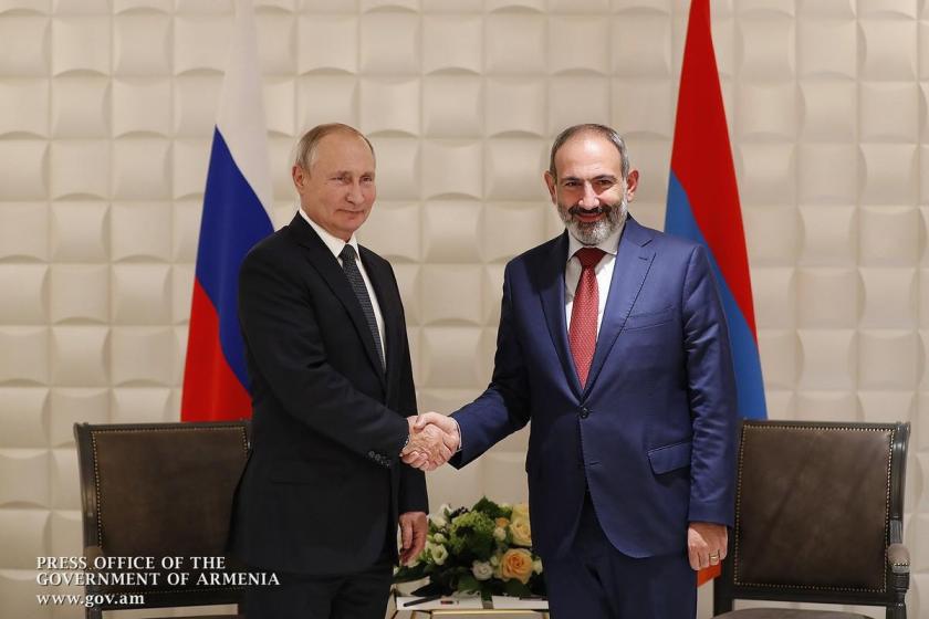 Никол Пашинян провел телефонный разговор с Владимиром Путиным