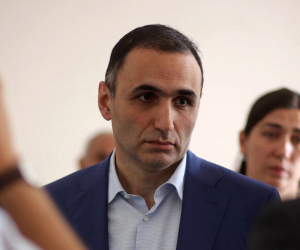 Ավետիք Չալաբյանի կինն ու պաշտպանը հանդիպել են ԱՄՆ դեսպանատան ներկայացուցչության հետ