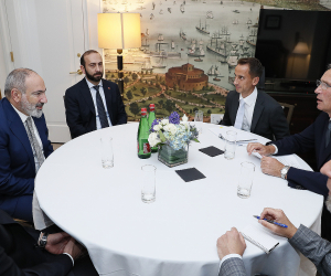 Pashinyan, NATO Chief Discuss Border Fighting