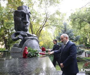 Pashinyan Pays Respects to Victims of October 1999 Attack on Parliament