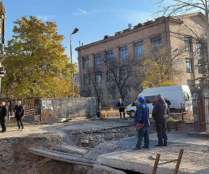 Կառուցապատողը երեկոյան ջարդել է գիտատեխնոլոգիական կենտրոնի մուտքի դարպասը. իրավիճակը լարված է