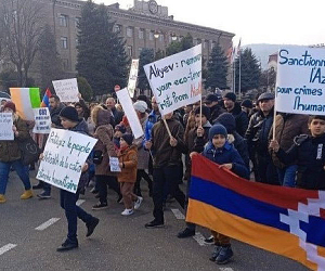Artsakh Rallygoers Urge Russian Peacekeepers to Unblock Lachin Corridor