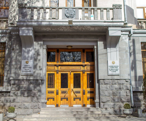 Կնոջ և նրա ծնողների նկատմամբ բռնություն կիրառողի վերաբերյալ մեղադրական եզրակացությունը հանձնվել է դատարան