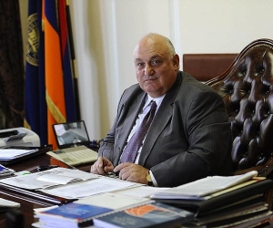 ԵՊՀ նախկին ռեկտոր Արամ Սիմոնյանի ընտանիքի անդամները հրավիրվել են ապօրինի գույքի բռնագանձման գործերով վարչություն