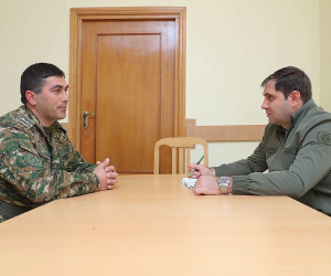 Սուրեն Պապիկյանը շարունակել է առանձնազրույցները սպաների հետ