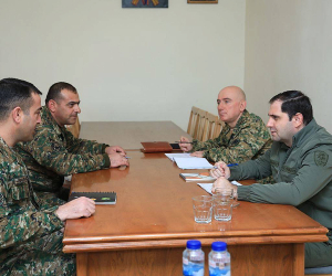 Սուրեն Պապիկյանը շարունակում է առանձնազրույցները սպաների հետ