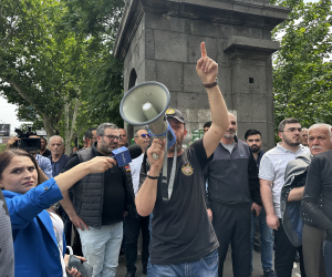 Զոհված զինծառայողի մոր կալանքի վերաբերյալ որոշումը կհրապարակվի վաղը․ բողոքի ակցիա դատարանի դիմաց