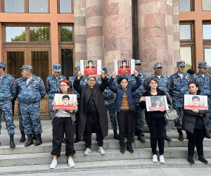 “Наша общая цель – как можно скорее увидеть Гаяне на свободе”: родители погибших военнослужащих продолжают сидячий пикет 