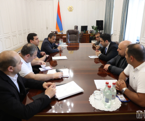 Ալեն Սիմոնյանն ընդունել է Երեւանի 33-րդ թաղամասի մի խումբ բնակիչների