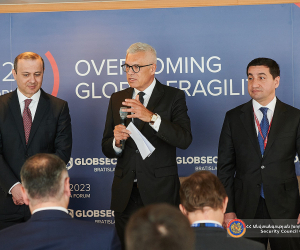 ԱԽ քարտուղարը պանելային քննարկման է մասնակցել Ադրբեջանի նախագահի օգնական Հիքմեթ Հաջիևի հետ