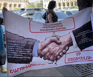 «17 տարի է՝ գերի ենք գերակա շահին»․ Ֆիրդուսի թաղամասի բնակիչների բողոքի ակցիան Կառավարության առջև
