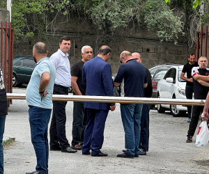 Представители оппозиции собрались во дворе суда поддержать А. Ашотяна 