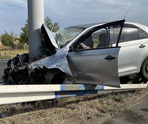 Ավտոմեքենան բախվել է ճանապարհի բաժանարար արգելապատնեշին․ կա տուժած