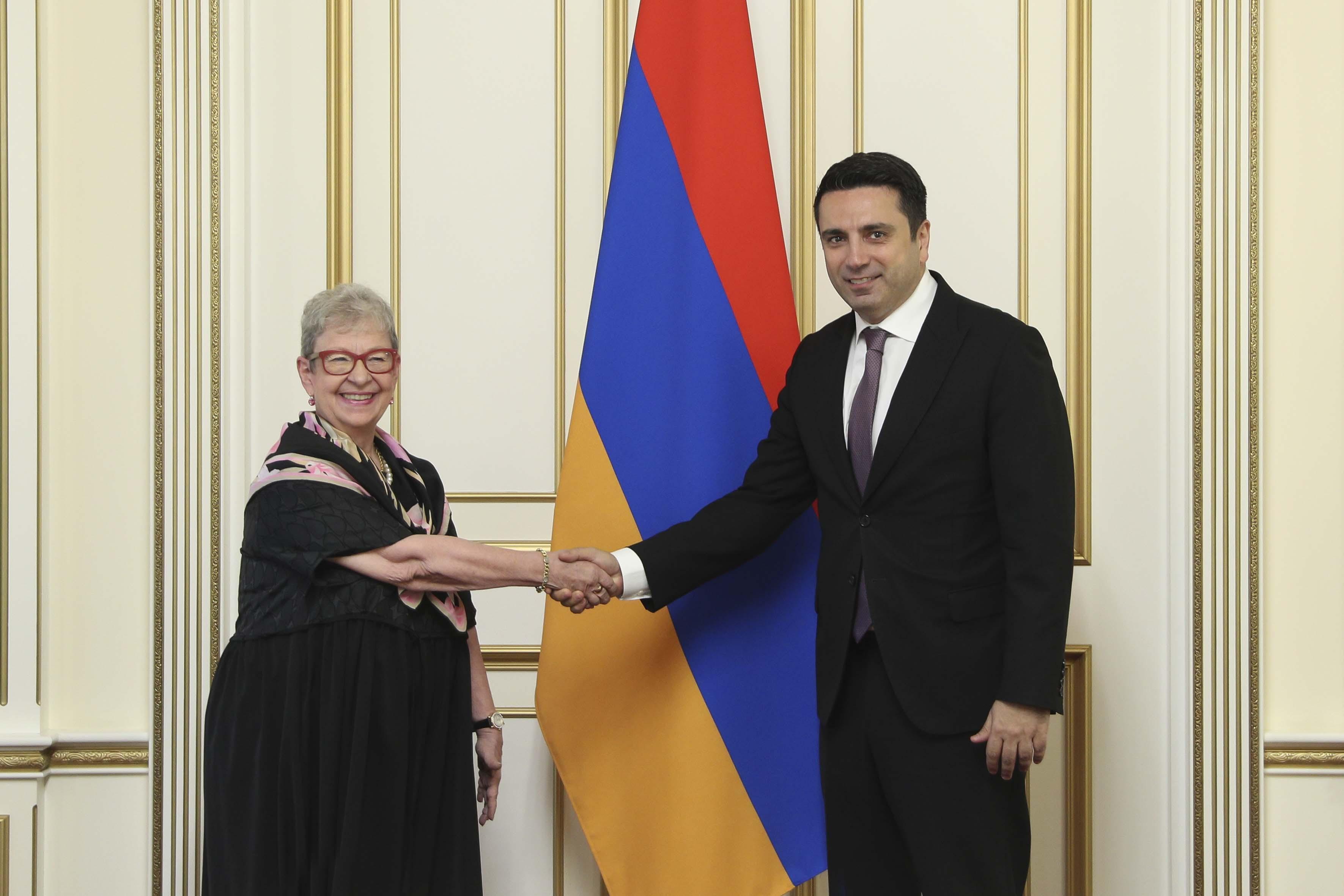 Ալեն Սիմոնյանն Անդրեա Վիկտորինին պարգեւատրել է ՀՀ ԱԺ Պատվո մեդալով