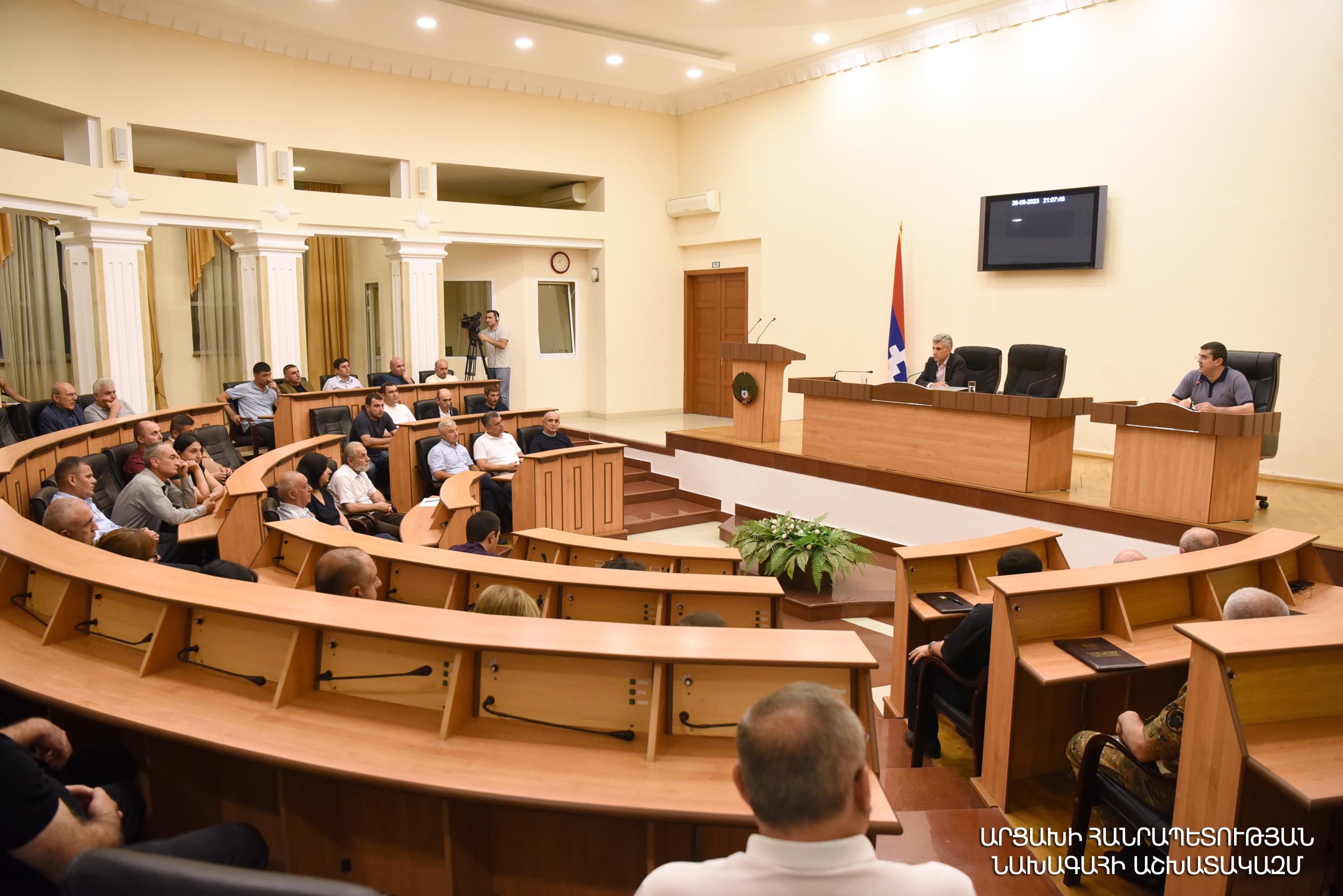 Արայիկ Հարությունյանը խորհրդակցությունն է հրավիրել նախկին նախագահների և քաղաքական գործիչների մասնակցությամբ