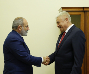 Премьер-министр Пашинян принял министра внутренних дел РФ