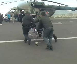 Российские миротворцы вывезли на вертолетах из Арцаха 142 пострадавших от взрыва жителя (видео)