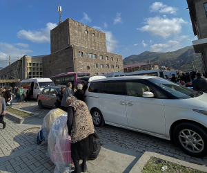 Արցախից տեղափոխվողների հոսքը դադարեց․ Գորիսում կուտակված խմբերը նոսրացել են