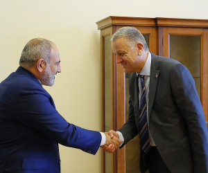 Премьер-министр Пашинян принял главу делегации ЕС в Армении