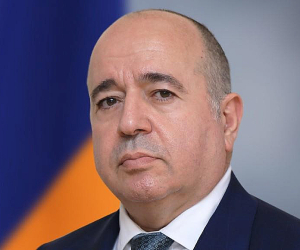 Պաշտպանության նախկին նախարար Արշակ Կարապետյանը քաղաքական հայտ է ներկայացրել