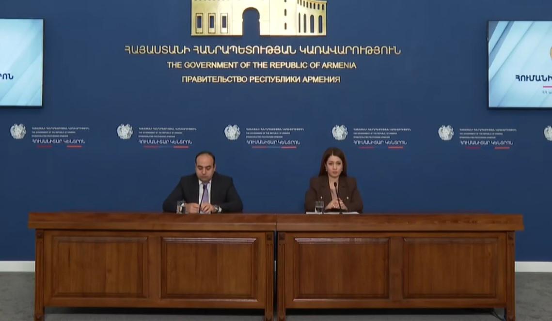 Նազելի Բաղդասարյանը և Դավիթ Խաչատրյանը ներկայացնում են «Հումանիտար կենտրոնի» աշխատանքների ընթացքը