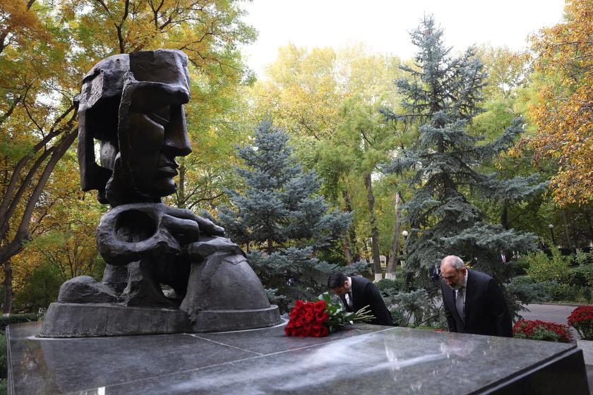 Pashinyan Pays Respects to Victims of October 1999 Attack on Parliament