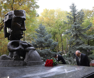 Pashinyan Pays Respects to Victims of October 1999 Attack on Parliament