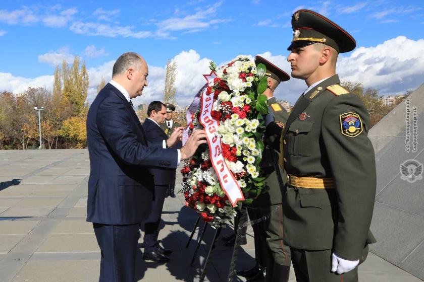 Armenian, Georgian Defense Ministers Honor 1915 Genocide Victims