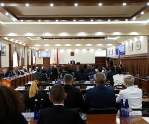 Վիճաբանություն և քաշքշուկ քաղաքապետարանում. ավագանու անդամներն իրար վրա ջուր լցրին