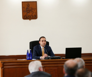 «Բռնությունն իր բոլոր դրսևորումներով մեզ համար անընդունելի է». Ավինյանը՝ քաղաքապետարանում քաշքշուկների մասին
