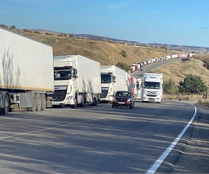 Армению экономически притесняют за изменение политического вектора: в Ларсе скопилось до ста армянских фур