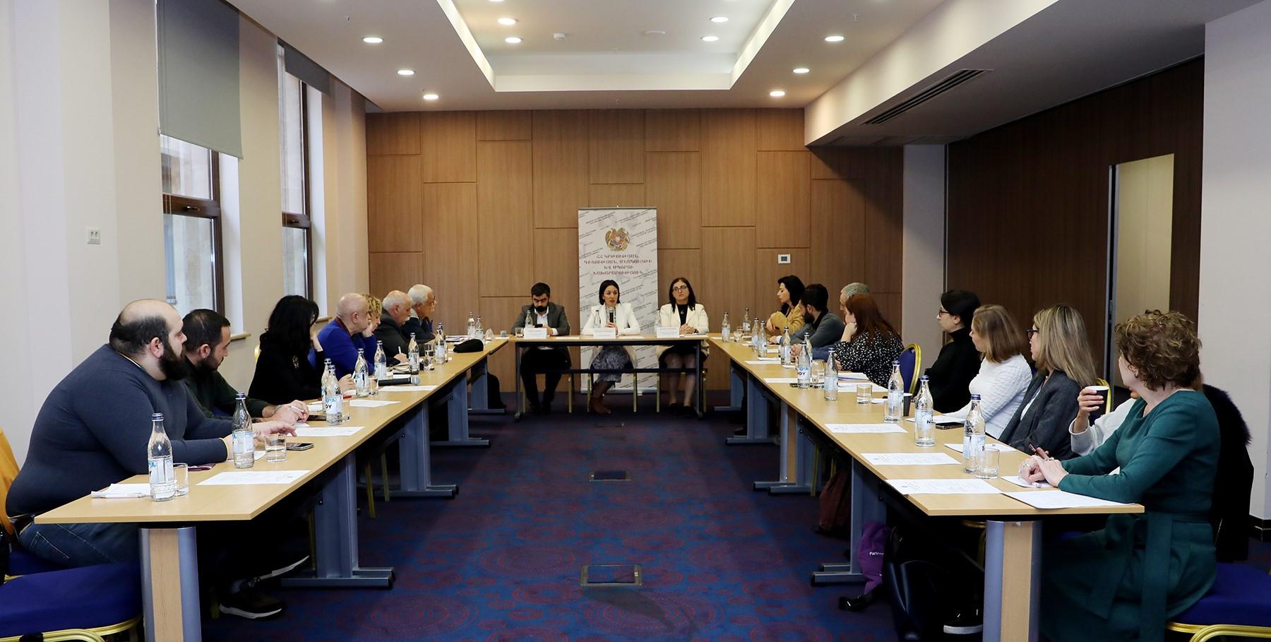 Քննարկվել են ԼՂ-ից բռնի տեղահանված ուսուցիչների և սովորողների աջակցության ծրագրերը
