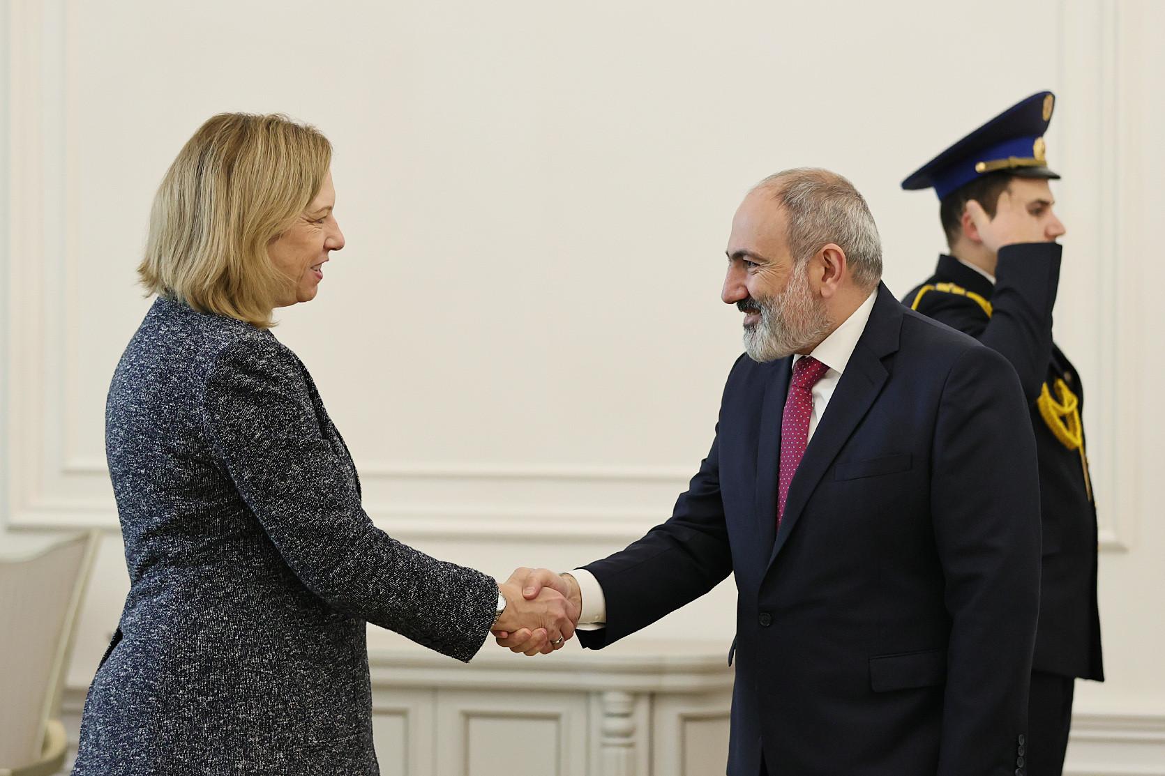 Премьер-министр Пашинян принял посла США в Армении