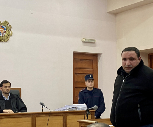 Մի ցուցմունքով՝ վկան տեսել է մարտադաշտը լքող հրամանատարին, մեկ այլ ցուցմունքով՝ միայն նրա մեքենան