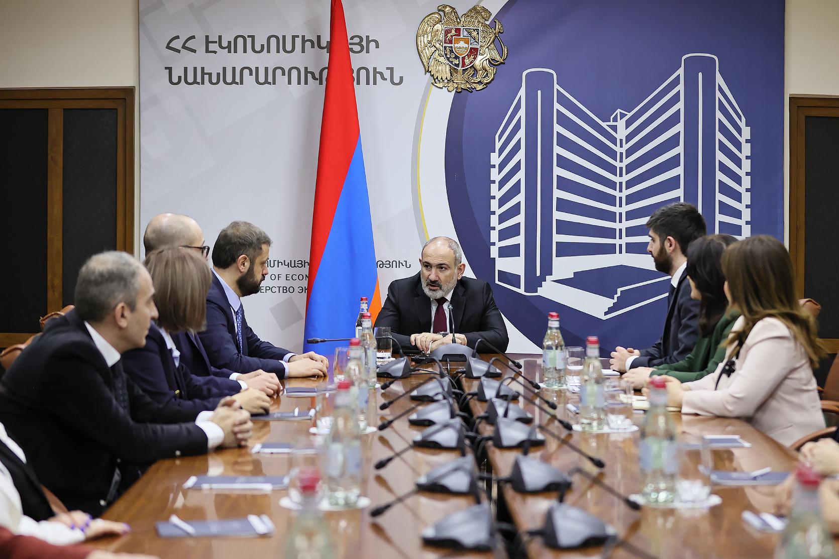 Премьер-министр представил аппарату министерства экономики новоназначенного министра