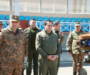 Սուրեն Պապիկյանը ԶՈՒ ԳՇ ղեկավար կազմի ուղեկցությամբ այցելել է «Բաղրամյան» զորավարժարան