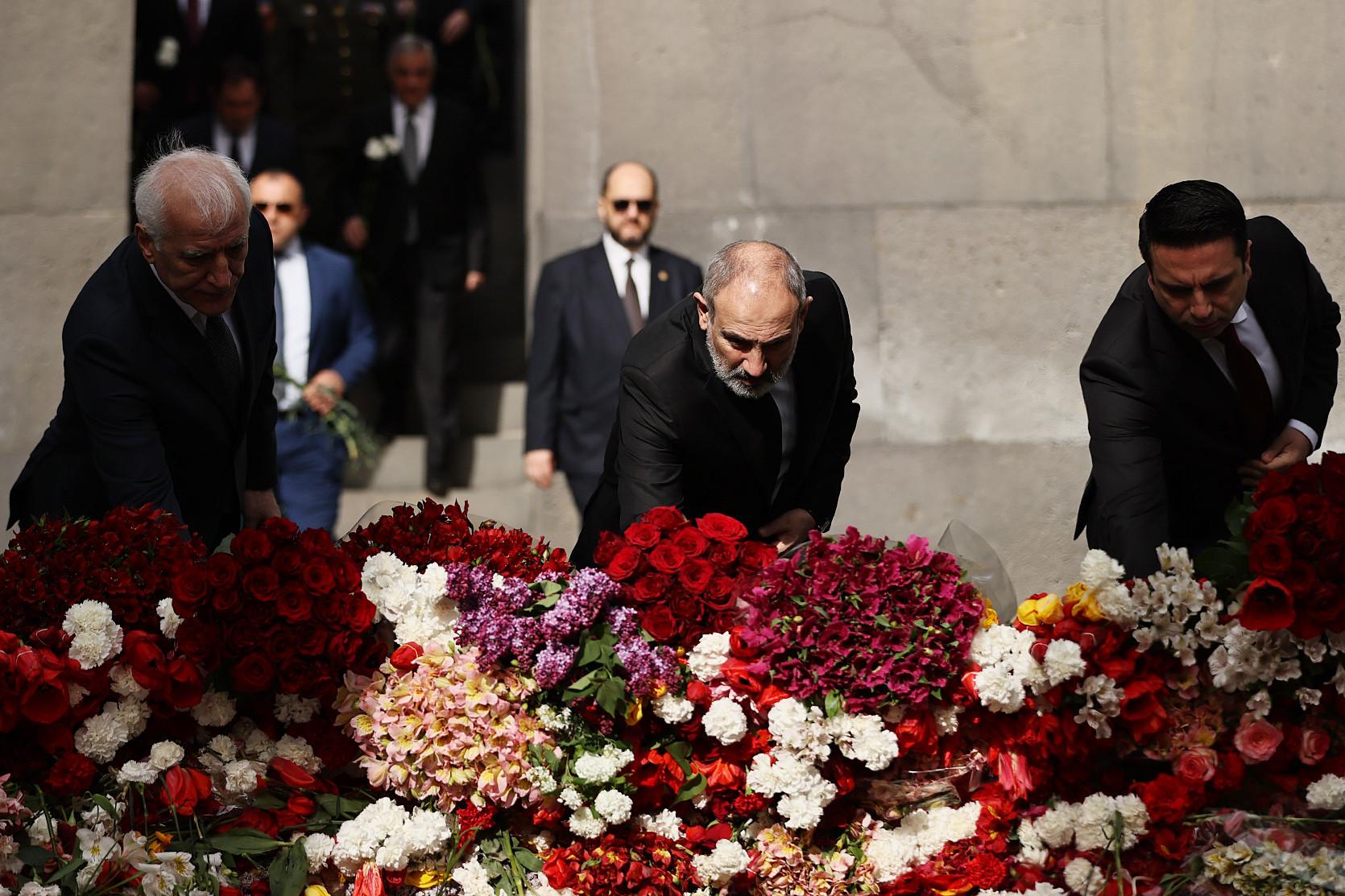 Pashinyan Pays Respects to 1915 Genocide Victims