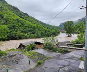 Ալավերդու բնակիչ. «Աղմուկի վրա պատուհանից նայեցի, տեսա, որ մեր հարեւանի ավտոտնակը, անասնագոմը փլվեցին»