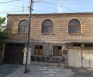 Քաղաքացին պնդում է, որ հարկադիր կատարողները 9.9 մլն դրամով անօրինական վաճառել են իր երկհարկանի տունը. նա դիմել է դատարան