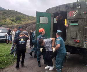 Փրկարարները տարհանել են Աղստև գետի վարարման հետևանքով արգելափակված 55 քաղաքացու