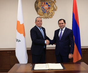 Սուրեն Պապիկյանն առանձնազրույց է ունեցել Կիպրոսի պաշտպանության նախարար Վասիլիս Պալմասի հետ