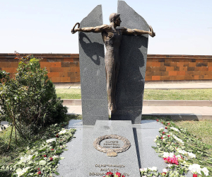 16,8 մլն դրամ` Ալբերտ Ազարյանի արձանի համար