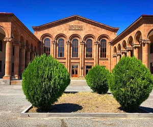 Նշանակումից երկու տարի անց դատարաններում դեռ վիճարկվում է Էջմիածնի մշակույթի պալատի տնօրենի ընտրությունը