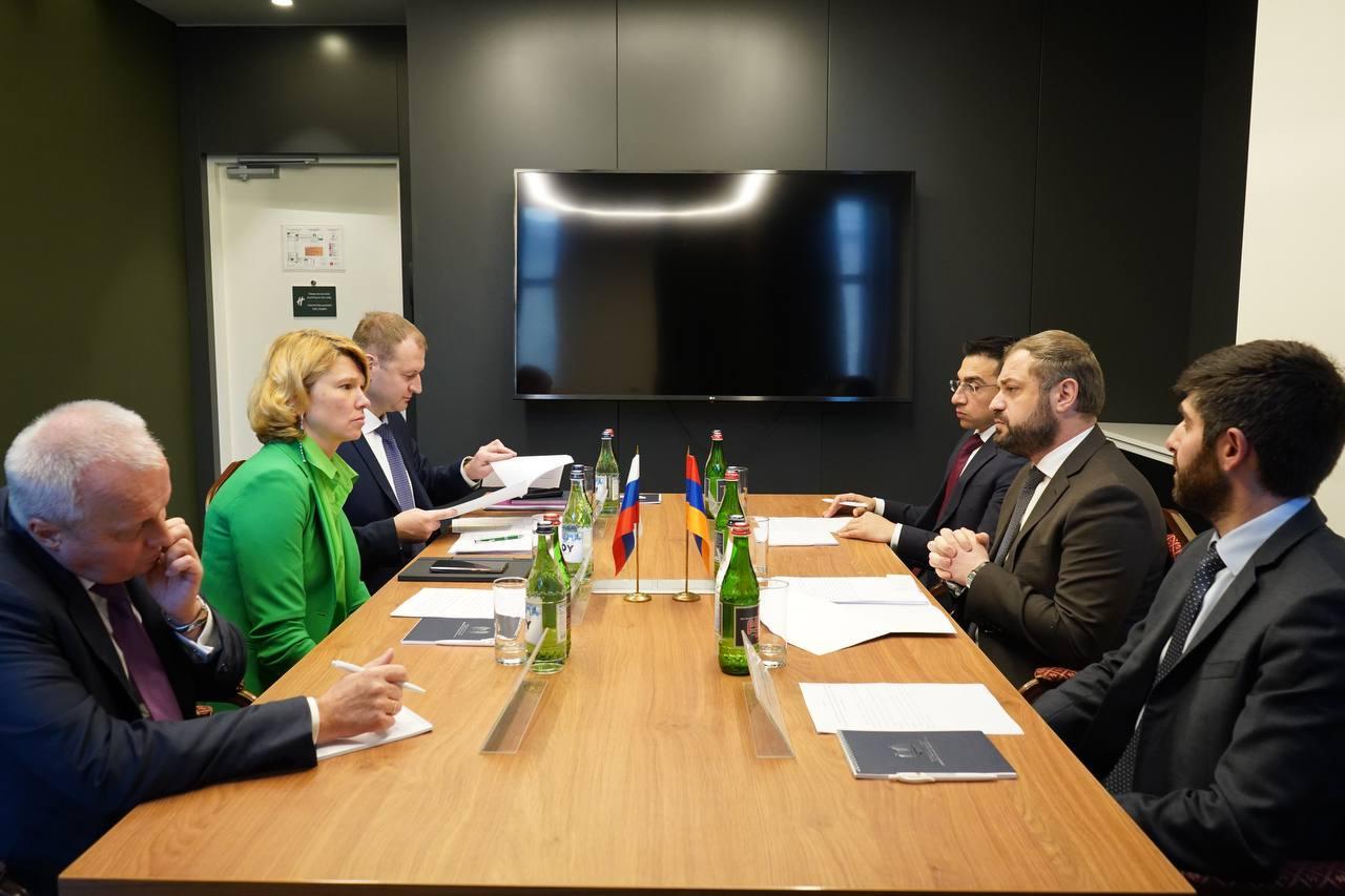 Էկոնոմիկայի նախարար Գևորգ Պապոյանը հանդիպել է ՌԴ գյուղատնտեսության նախարար Օկսանա Լուտին
