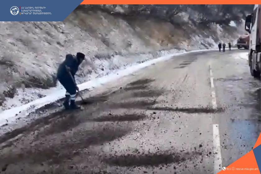 Փրկարարներն իրականացրել են մերկասառույցի մշակման աշխատանքներ. խցանումից դուրս է եկել 103 տրանսպորտային միջոց