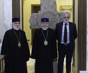 Catholicos Karekin II, Former ICC Prosecutor Meet in Etchmiadzin