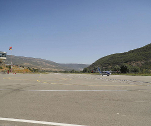Շտապօգնության անձնակազմը Կապանի օդանավակայանում հերթապահում է մեքենայի մեջ