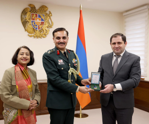 Yerevan: Armenian Defense Minister, Indian Officials Discuss Defense Cooperation